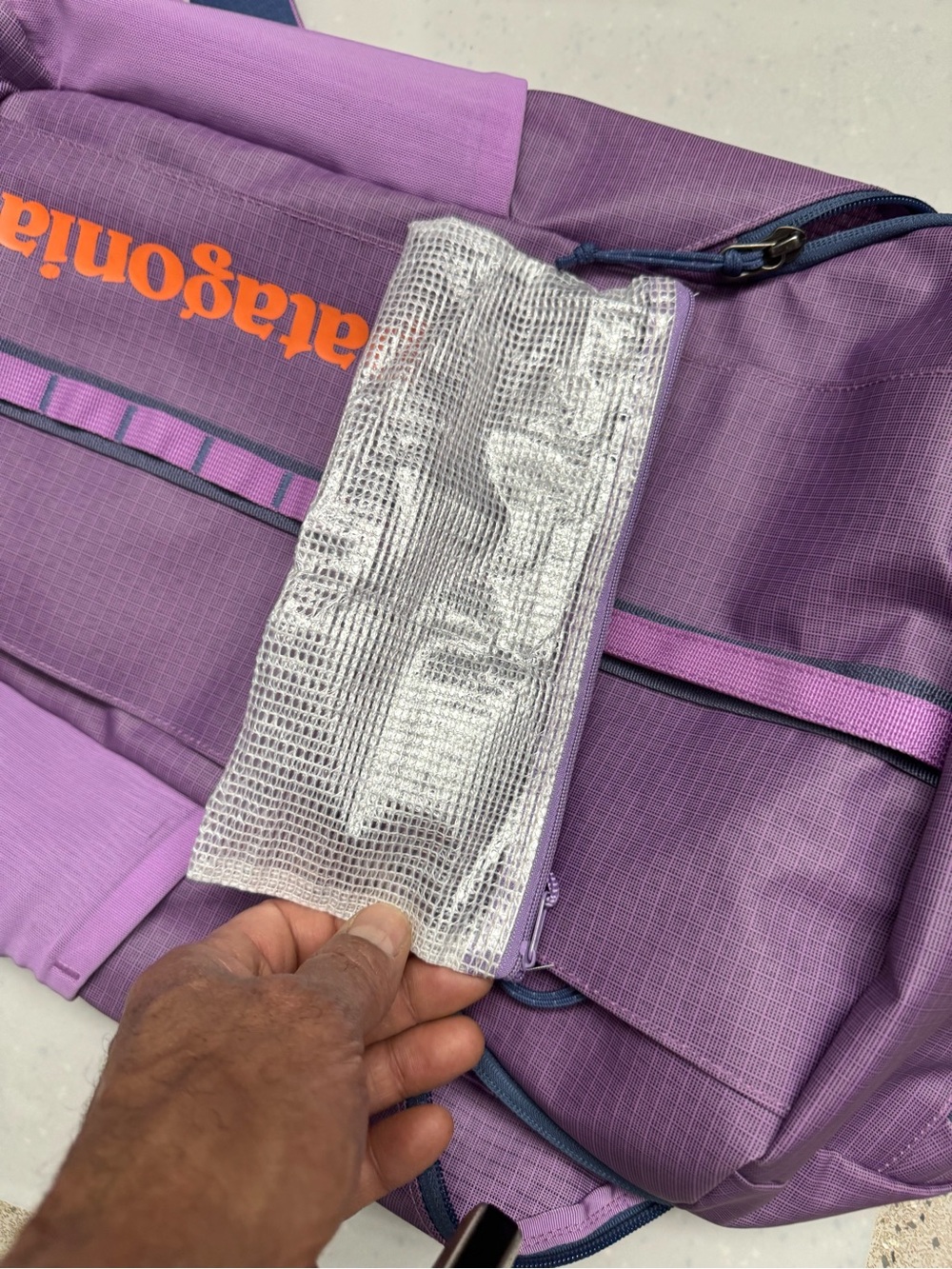 RARE Patagonia Black Hole in Purple 25L - Picture 5 of 10